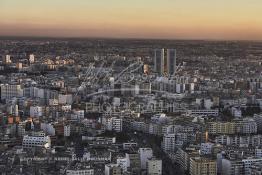 Image du Maroc Professionnelle de  Vue du minaret de la Mosquée Hassan II, cette image nous offre au premier plan le quartier Bourgogne et derrière les deux building du Twin Center à leur droite le quartier Mâarif et à gauche Derb Ghalef ainsi que le quartier des hôpitaux de Casablanca, tandis que les espaces verts manquent cruellement. A Casablanca il n’ y a que le béton qui pousse, la verdure est vraiment rare. Lundi 12 Janvier 2009. (Photo / Abdeljalil Bounhar) 